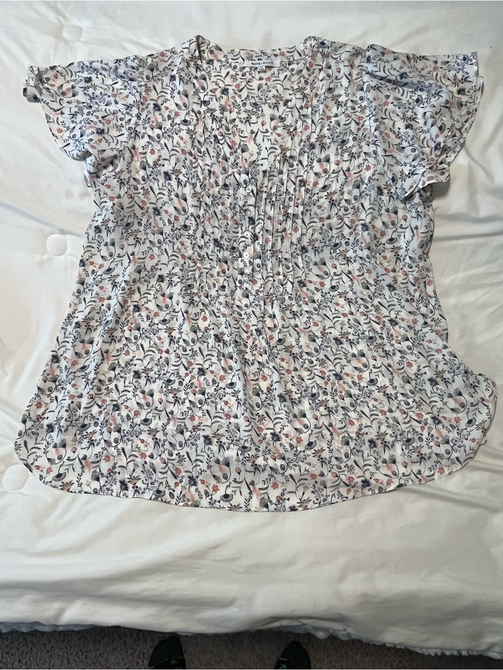 Rose & Olive White Floral Button-Up Blouse with Blush and Navy Accents Size 1X